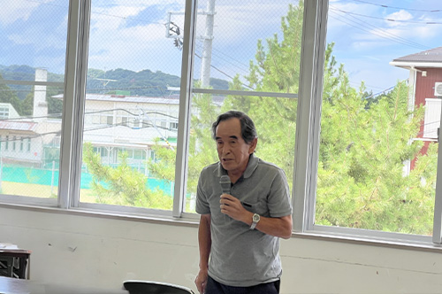 和田園芸振興組合の概要と取り組みを紹介する和田土地改良区職員